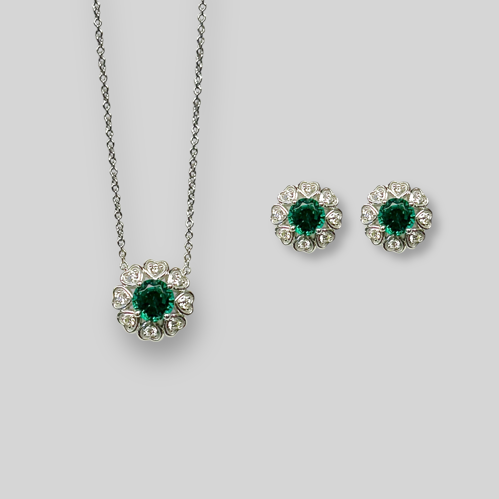 Juego 14K, brillantes y esmeraldas. Ref: 023