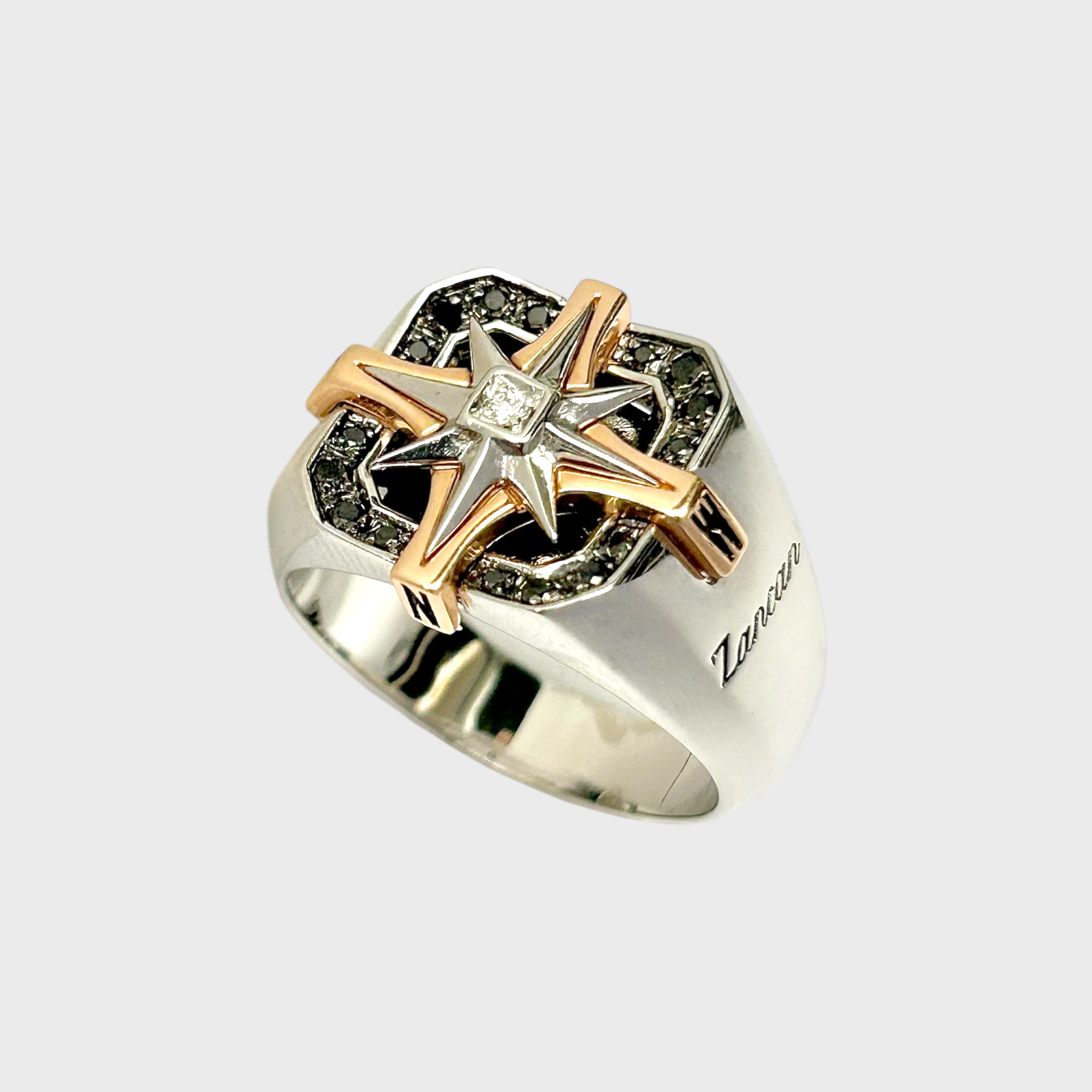 Anillo 18K, diamantes negros y diamante blanco. EA289BR