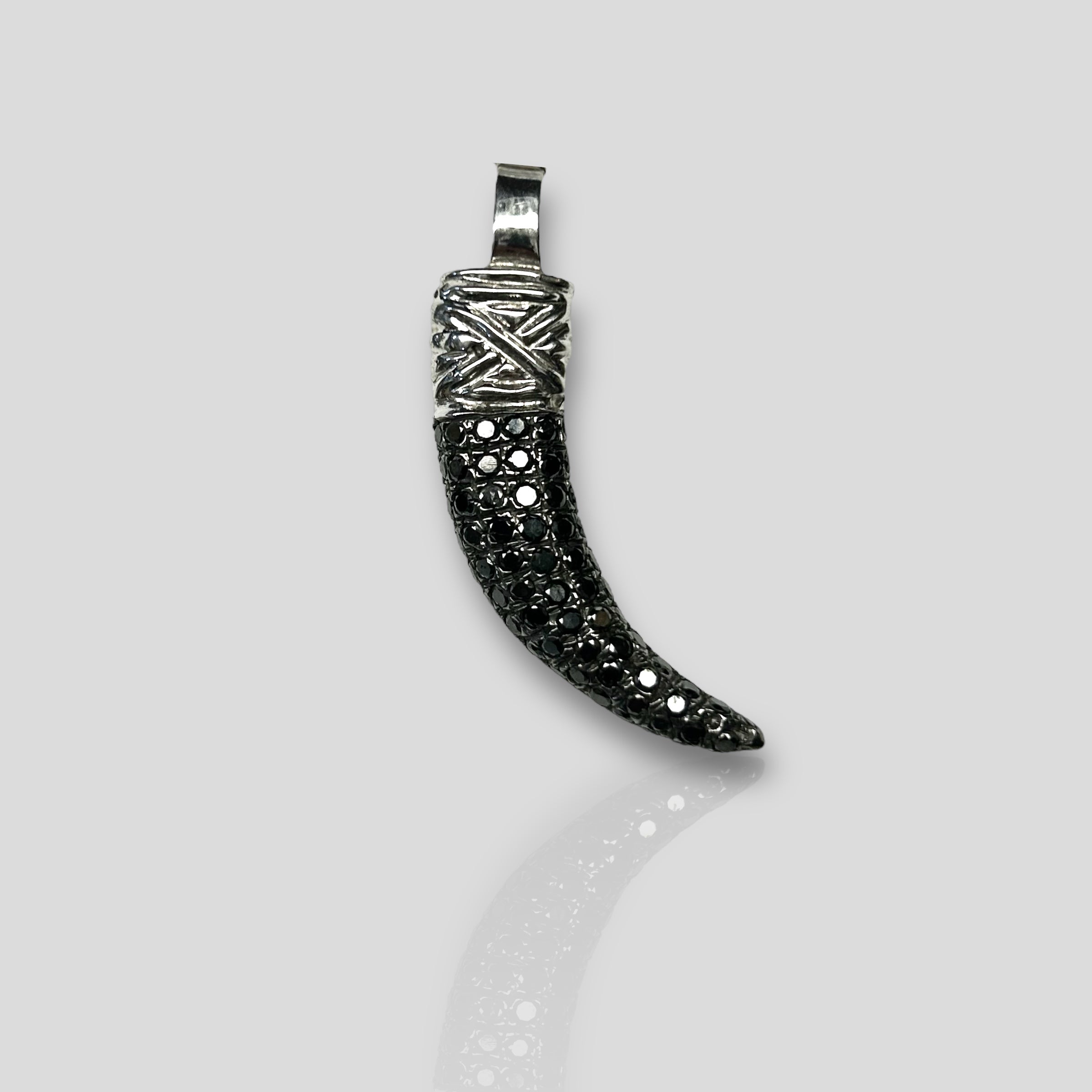 Dije Cuerno 14K Diamantes Negros CU-MR003BNG