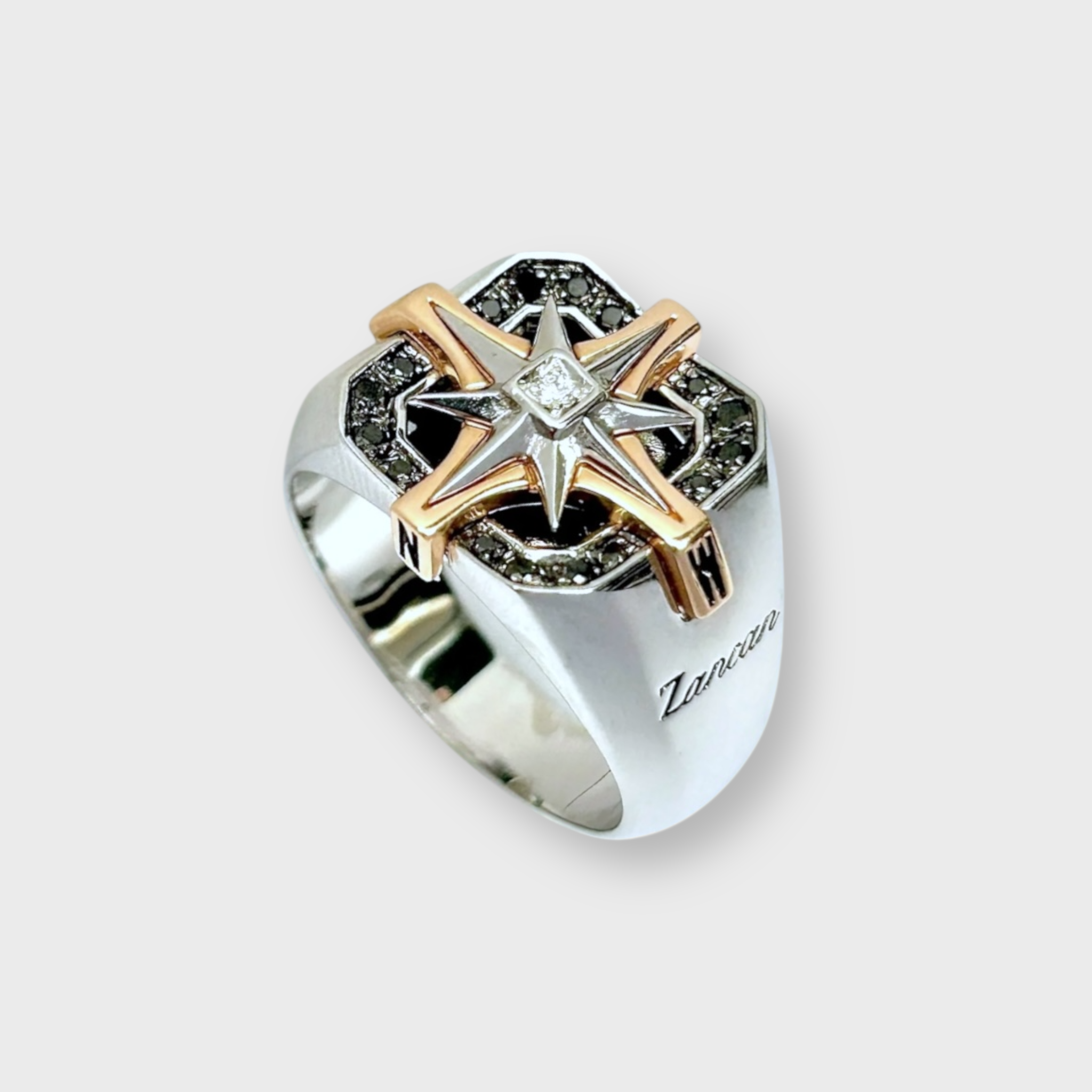 Anillo 18K, diamantes negros y diamante blanco. EA289BR