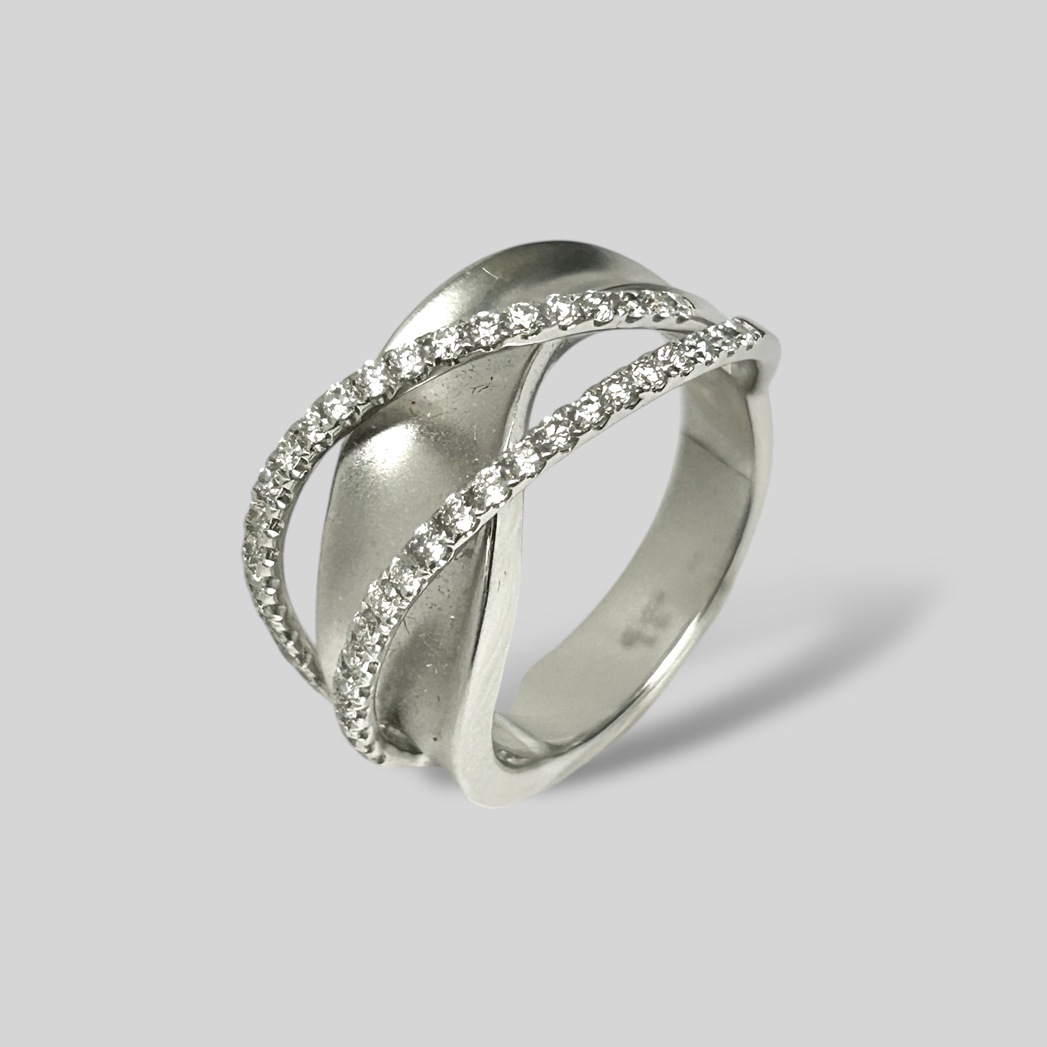 Anillo 18K y diamantes. Mod:HR098